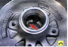 Для выпрессовки в корпусе ступицы тормозного барабана выполнены два паза (на