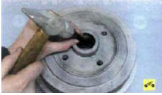 8. Аналогично выпрессуйте наружное кольцо внутреннего подшипника.