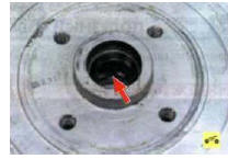 Для выпрессовки в корпусе ступицы тормозного барабана выполнены два паза (на