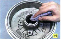 9. Очистите от старой смазки внутреннюю полость ступицы и цапфу. На посадочных