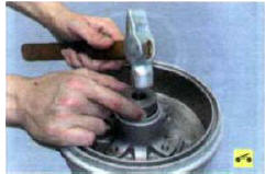 11. Запрессуйте в ступицу наружное кольцо внутреннего подшипника оправкой подходящего