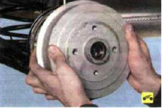 16. Установите тормозной барабан на цапфу