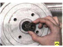 17. Установите внутреннее кольцо наружного подшипника.