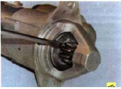 1. С помощью отвертки проверьте легкость перемещения муфты привода вдоль вала.