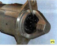 2. Проверните шестерню привода. Шестерня должна легко проворачиваться относительно