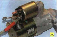 3. Соедините проводами для «прикуривания» клемму «минус» снятой с автомобиля