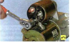 1. Отверните гайку нижнего контактного болта тягового реле…