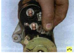 2. ...и отсоедините шину от болта.