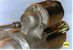 3. Выверните три болта крепления тягового реле к крышке стартера со стороны привода..