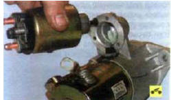 4. ...и снимите тяговое реле.