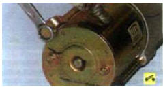 5. Выверните два стяжных болта …