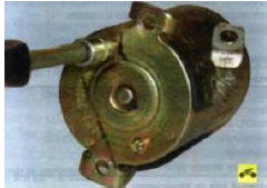 7. Выверните два болта крепления крышки со стороны коллектора...