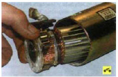 9. Извлеките из статора якорь в сборе со щеткодержателем.