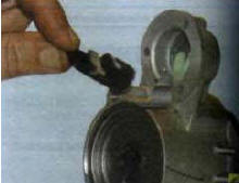 11. Извлеките опору рычага привода стартера.