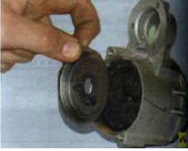 12. Снимите маслоотражательную крышку планетарного механизма...