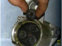 14. Снимите с осей водила три планетарных шестерни редуктора.