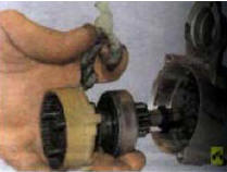 15. Извлеките вал привода и снимите рычаг.