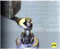 16. Сдвиньте по валу якоря ограничительное кольцо, как показано на фото.