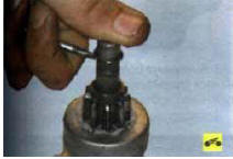 17. Поддев отверткой, снимите стопорное кольцо.