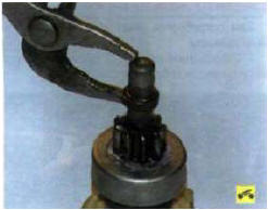 3. Для установки ограничительного кольца воспользуйтесь раздвижными пассатижами.