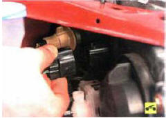 2. Разъедините колодку жгута проводов головного света.