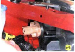 3. Отсоедините колодки жгута проводов от указателя поворота…