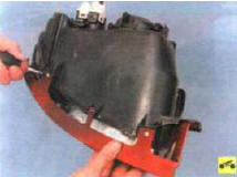 7. Выверните два винта…