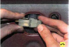 3. Сожмите фиксатор и разъедините колодку жгута проводов.
