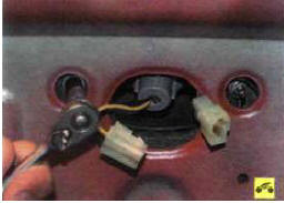 4. Отверните две гайки крепления…