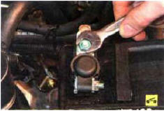 1. Отверните гайку крепления проводов...