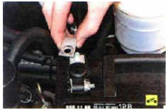 2. …и отсоедините провода от наконечника.