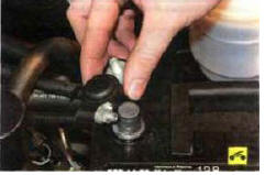 4. …и снимите наконечник с клеммы аккумуляторной батареи.