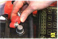5. Аналогично замените наконечник второго провода со второй клеммы батареи.