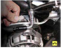 3. Окончательно выверните болт крепления генератора к натяжной планке.