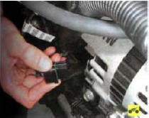 4. Отожмите фиксатор и отсоедините колодку жгута проводов от генератора.