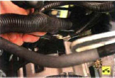 5. Отверните гайку крепления наконечника провода...