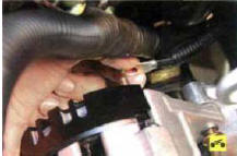 6. …и отсоедините провод от вывода генератора.