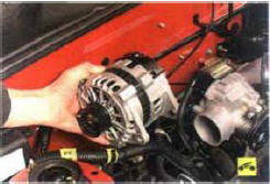 8. Извлеките генератор из подкапотного пространства.