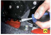 4. Отверткой отогните два фиксатора оболочки троса.