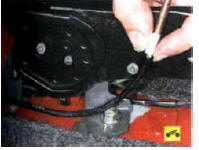 5. ...и отсоедините передний трос от рычага.