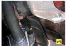 6. Снизу автомобиля снимите с кронштейнов на кузове подушки подвески дополнительного