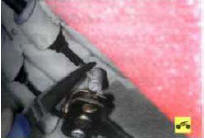 8. Отсоедините от уравнителя наконечники задних тросов привода, выведя их из