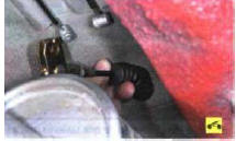 9. Извлеките из отверстия основания кузова чехол переднего троса и снимите трос