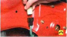 3. Разъедините колодку жгута проводов стеклоподъемника.