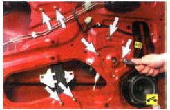 4. Отверните семь гаек крепления стеклоподъемника к внутренней панели двери...