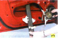 5. ...и извлеките стеклоподъемник из полости двери через монтажное отверстие