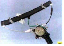 6. Установите стеклоподъемник и все снятые детали в порядке, обратном снятию.