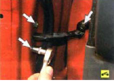 2. Выверните болт крепления ограничителя к стойке кузова и два болта крепления