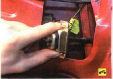 3. …затем снимите ограничитель через технологическое окно во внутренней панели