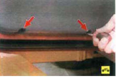8. Выверните два винта крепления обивки к нижней кромке двери.